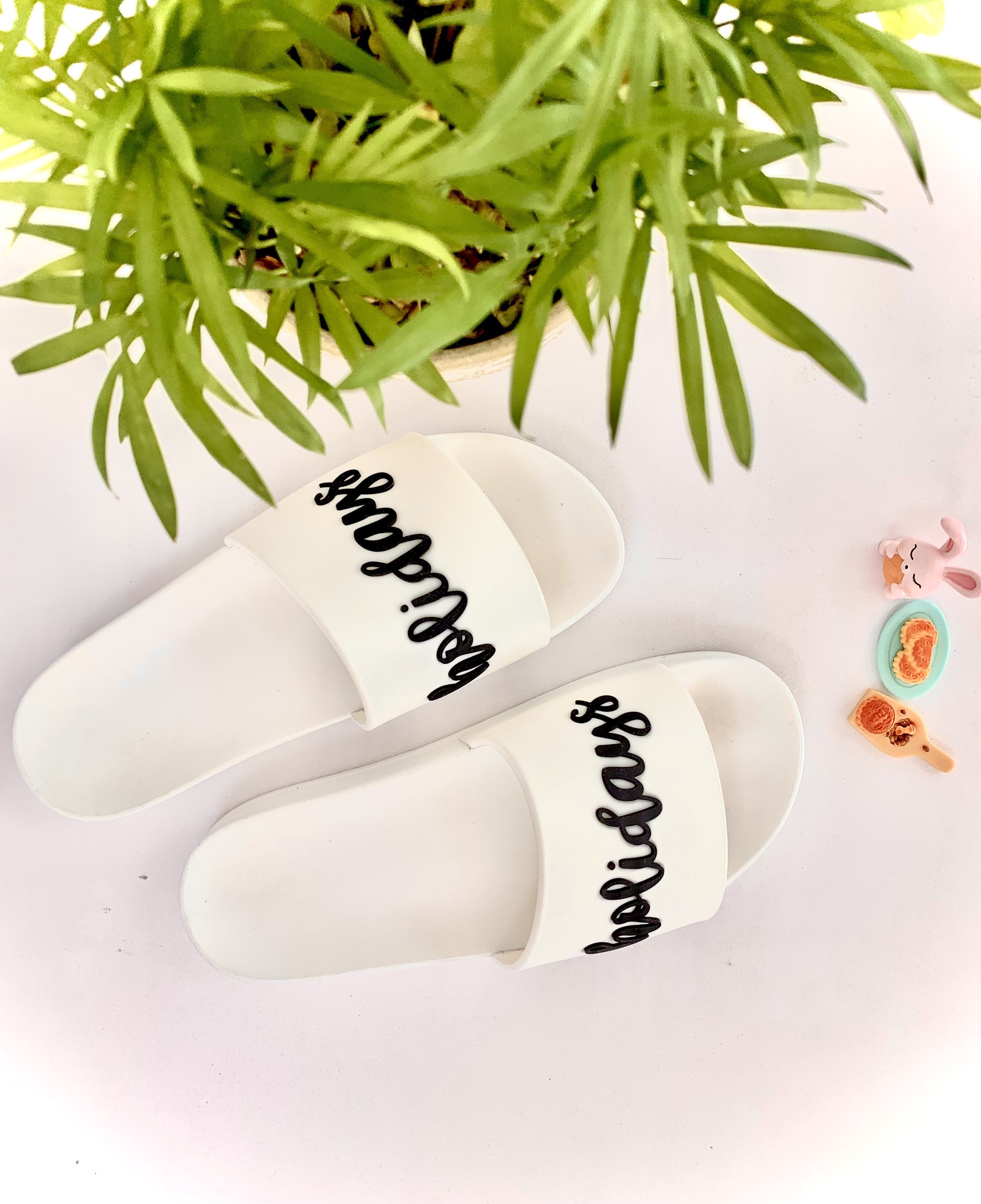 Dép Quai Ngang Màu Trắng holidays In Nổi Chữ dẫn đầu xu hướng Streetwear