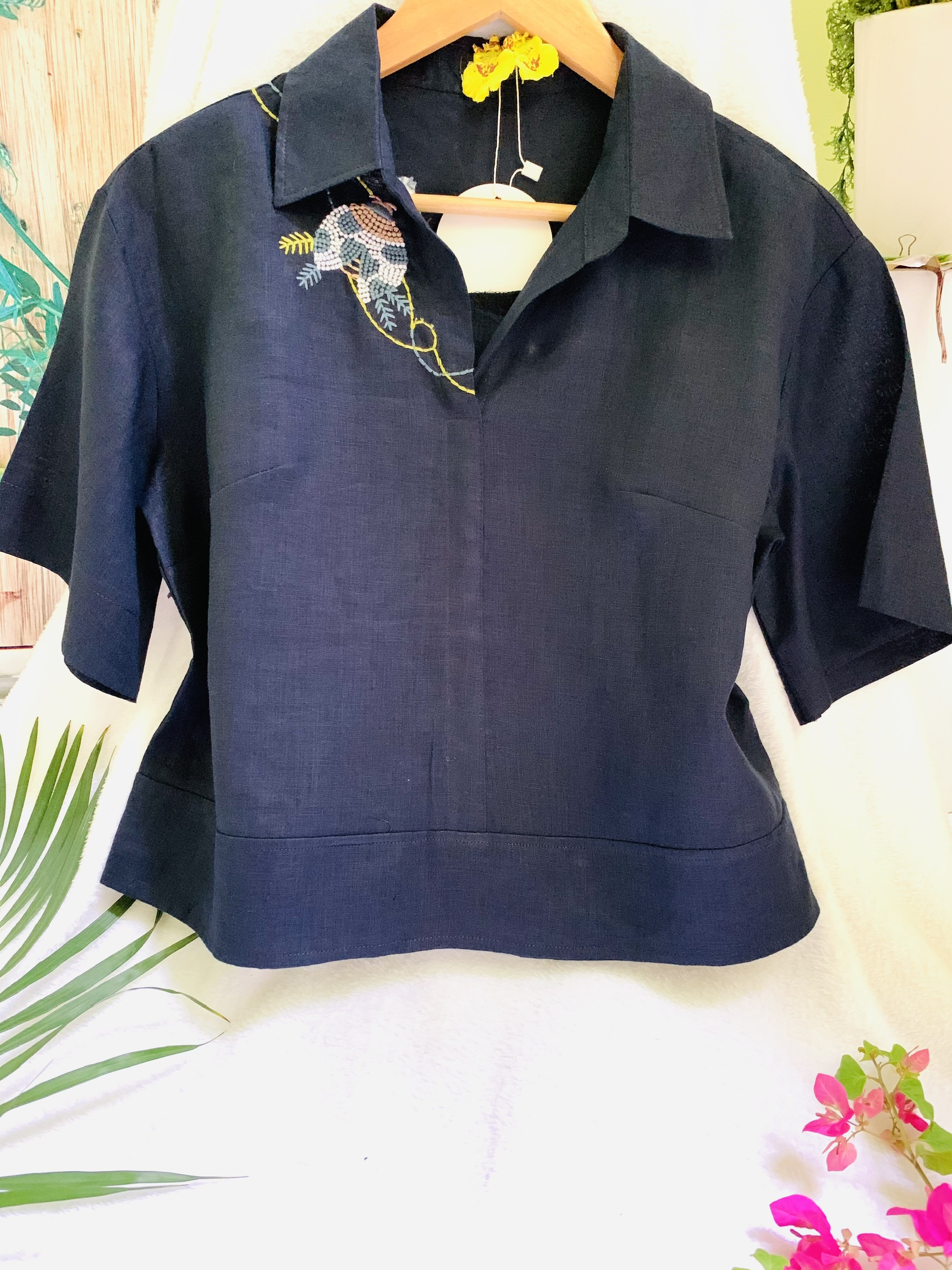 Áo linen sơ mi kiểu thêu bọ xinh xắn