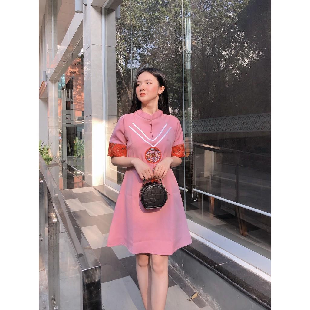 ĐẦM GẤM TẾT ĐỎ CỔ TÀU PHỐI TAY GẤM PHỐI VIỀN TRẮNG NGỰC GẤM TRÒN DÁNG XÒE