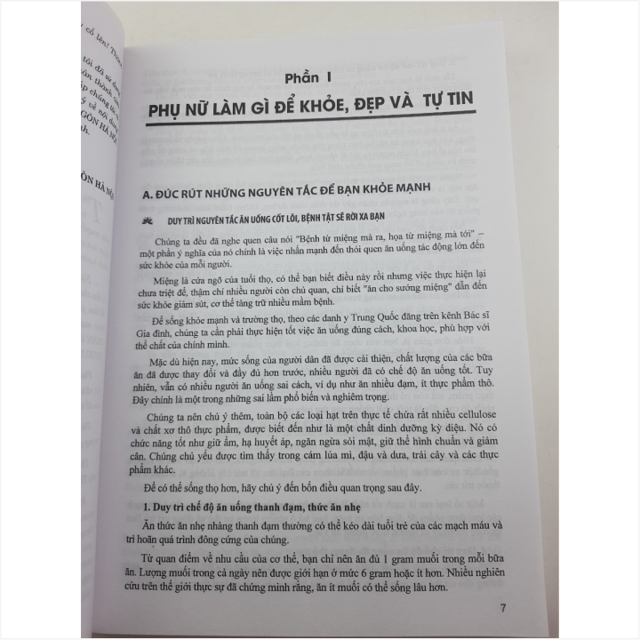 Sách Cẩm Nang Dành Cho Phụ Nữ - Bí Quyết Giúp Chị Em Khỏe Đẹp, Tự Tin và Hạnh Phúc Trong Cuộc Sống - V2232D