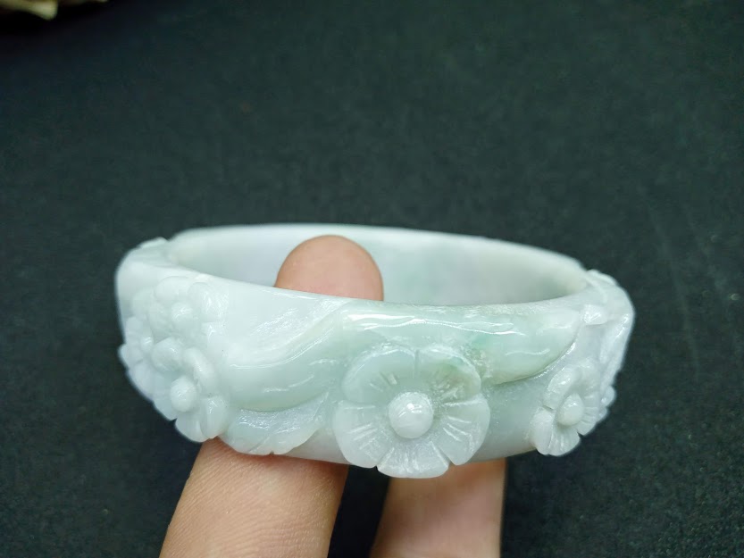 Vòng Tay Đá Liền Khối Hoa Văn Đẹp