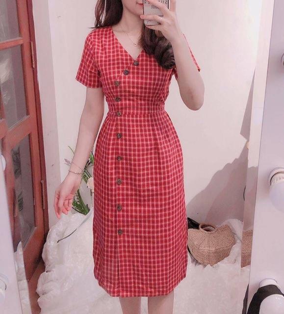 Đầm kẻ khuy lệch cổ tim thiết kế