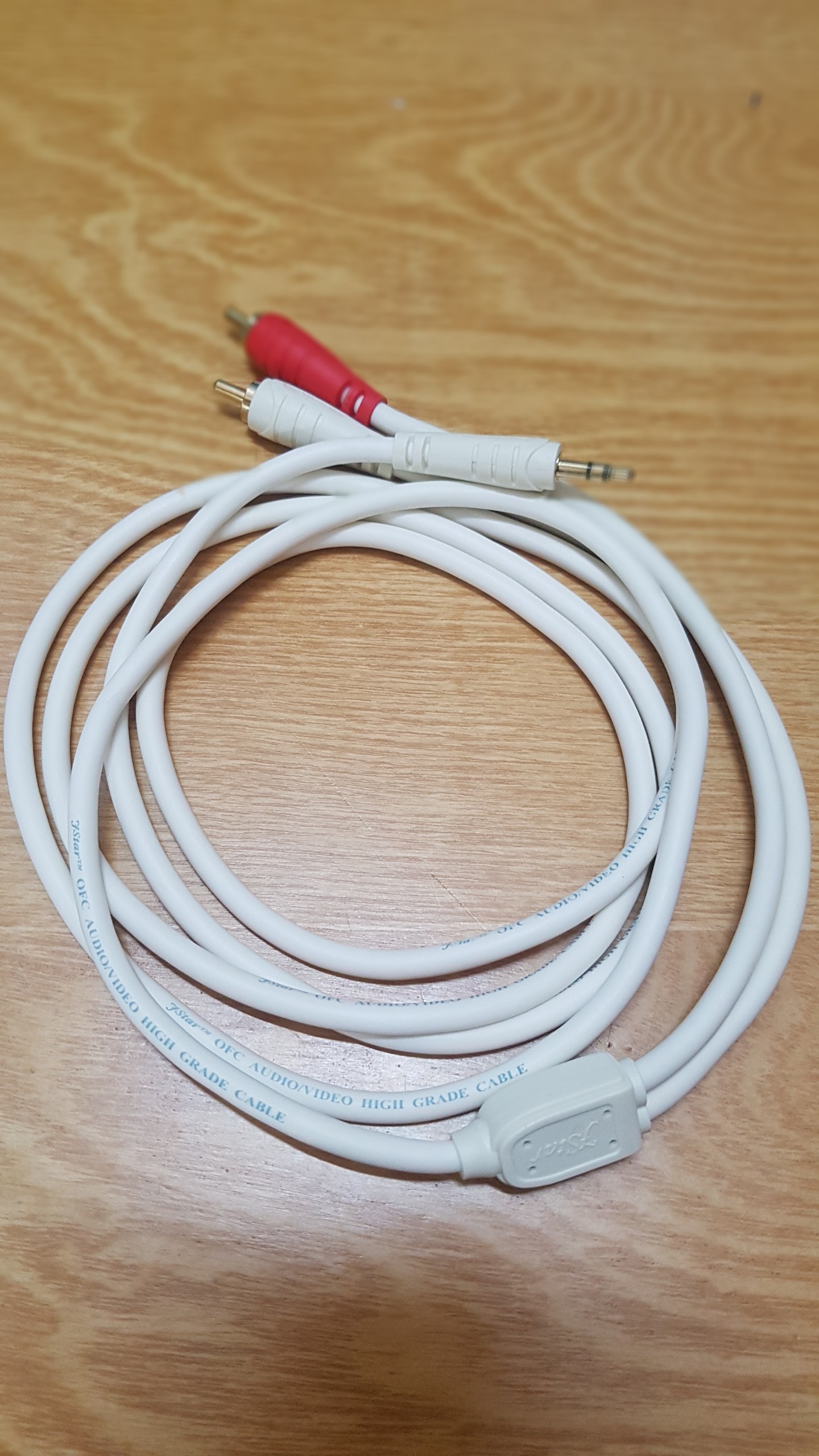 Dây Cáp âm thanh loại 1 ra 2 , 1 đầu jack 3.5 ra 2 đầu AV hoa sen dài 1.8M