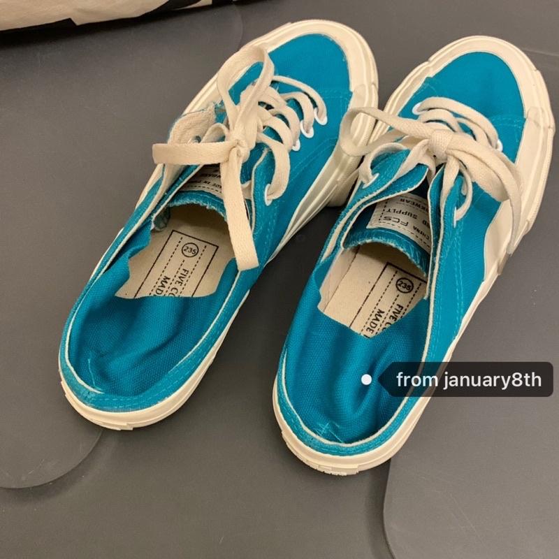 Giày sneaker đạp gót hoạ tiết trơn