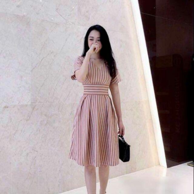 Váy kẻ tặng kèm hoa