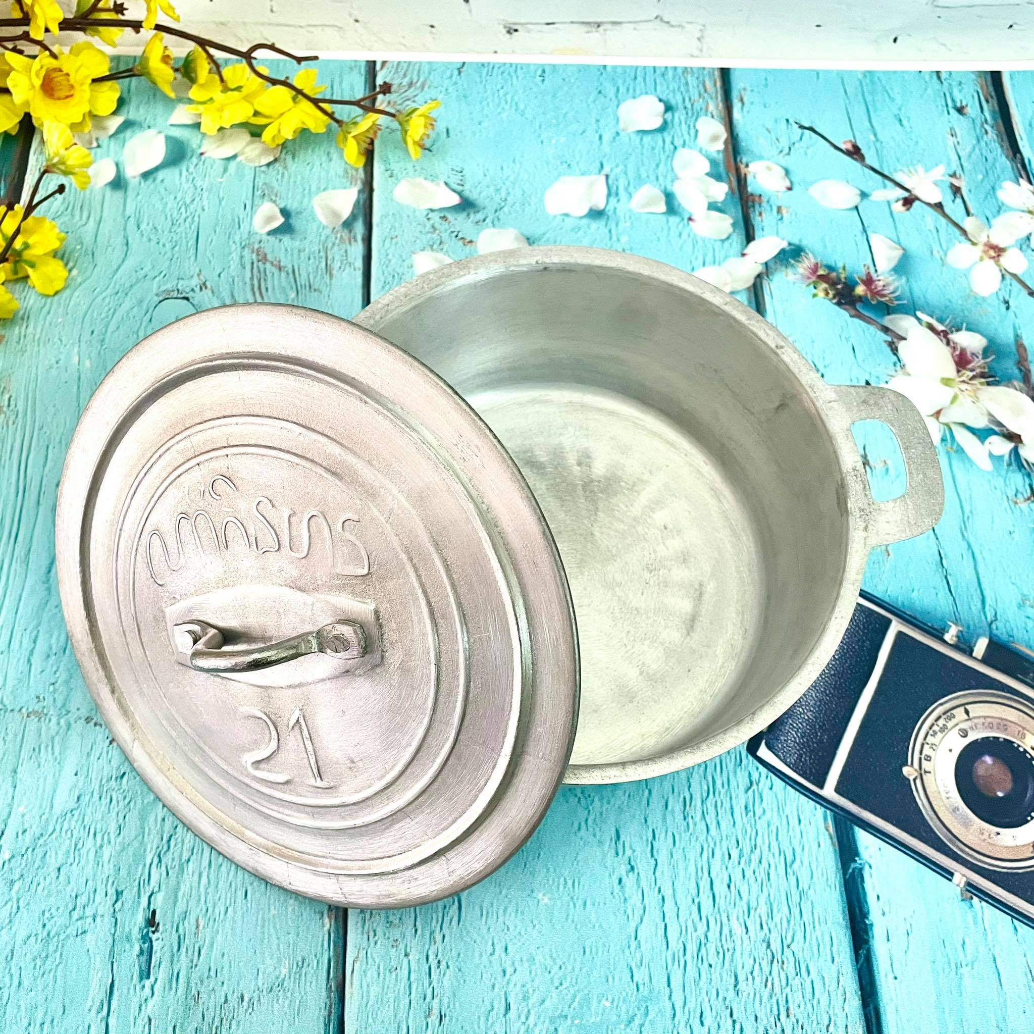 Nồi Gang đúc NGUYÊN KHỐI nấu CƠM SIÊU NGON - Size 21. Dụng cụ nhà bếp được gò THỦ CÔNG đậm chất TRUYỀN THỐNG. Chuyên phục vụ GIA ĐÌNH, NHÀ HÀNG ĐẲNG CẤP