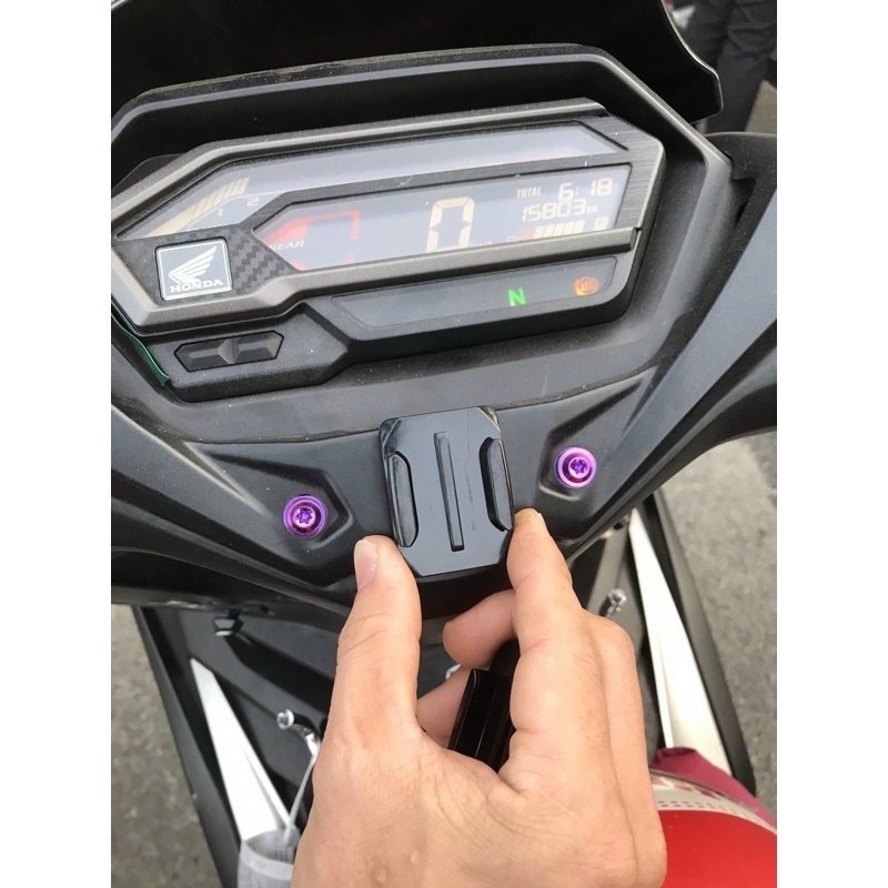Kẹp điện thoại dán lên mặt đồng hồ xe máy, có đế cài dễ tháo lắp (Kèm miếng dán Siêu Dính)_A149