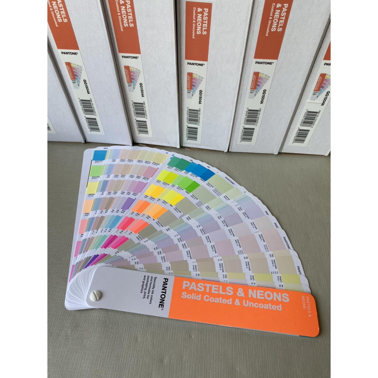 Bộ pantone màu dạ quang, noen dành cho ngành in ấn, bao bì GG1504A - Pastels &amp; Neons Guide | Coated &amp; Uncoated