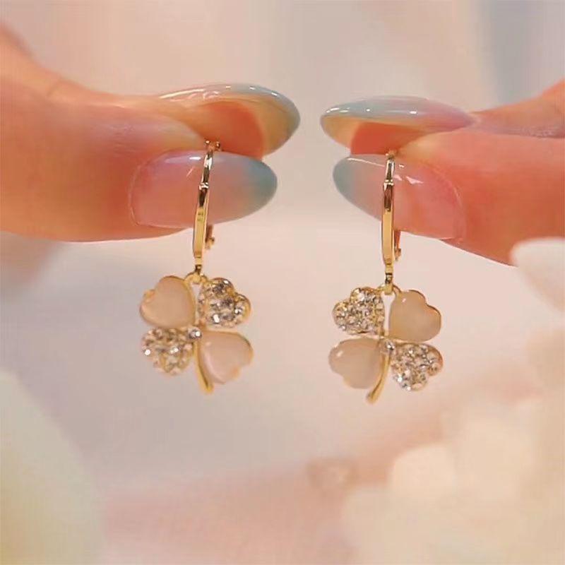 Khuyên tai cỏ ba lá opal đá