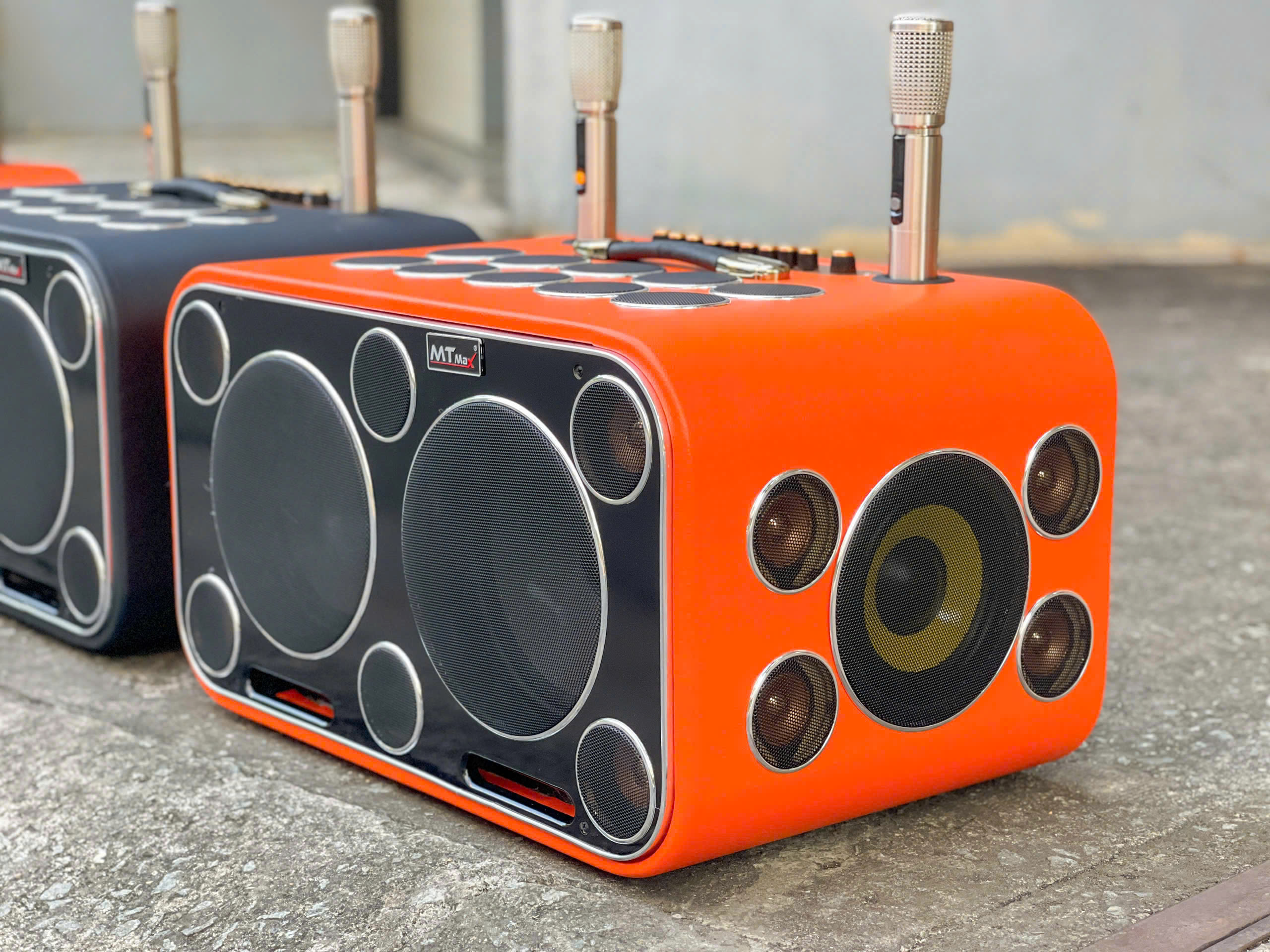 Loa Xách Tay M1 Pro 34 Đường Tiếng Kraoke, Công Suất Cực Đại Siêu Trầm 1000W Mã Lực Bass Cực Mạnh ,34 Loa 2 Bass 25cm Siêu Trầm, Âm Thanh Sáng Ấm, Bluetooth 5.0, AUX, USB, Bộ Xử Lý DSP Echo, Delay, Rever hàng nhập khẩu