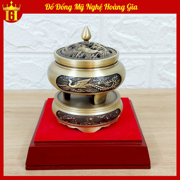 Lư xông trầm hương bằng đồng chạm hoa văn tinh xảo