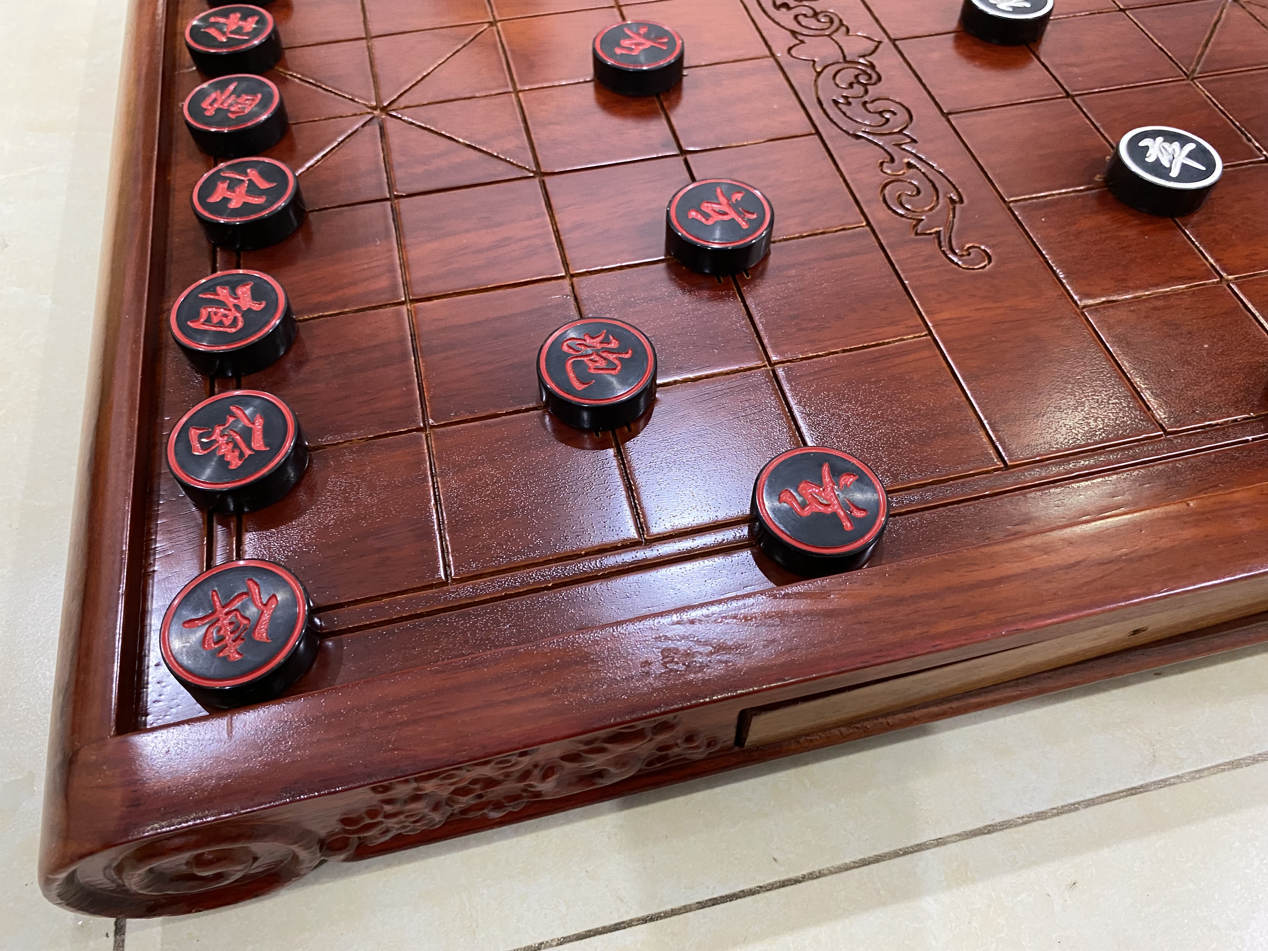 Bàn Cờ tướng Gỗ hương Ba Đúc Cuốn Thư 55x 60 x 7 cm . Quân cờ sừng trâu. Đen 3,7 cmc 1,2 cm 2 mặt