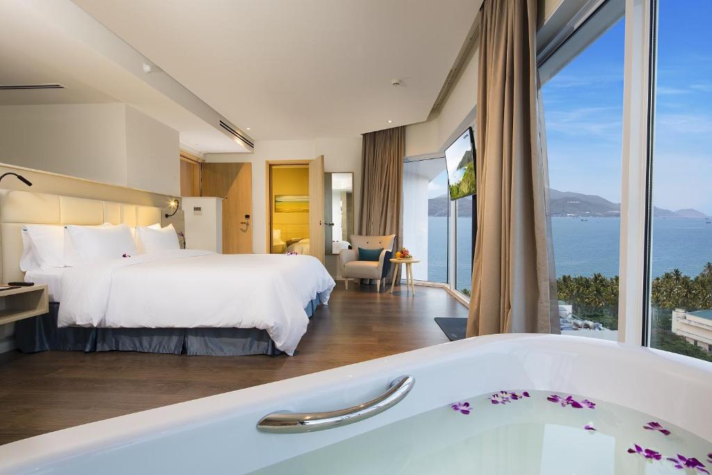 Combo 4N3D KS Liberty Central Hotel Nha Trang: VMB khứ hồi Hà Nội - Nha Trang + Phòng Tiêu Chuẩn + Ăn sáng