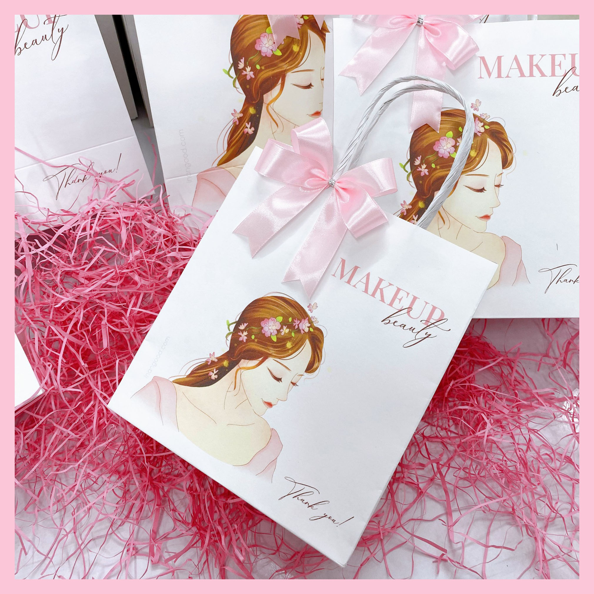 Túi giấy kraft mẫu cô gái makeup dành cho shop mỹ phẩm, spa với nhiều kích thước tặng kèm nơ hồng trang trí