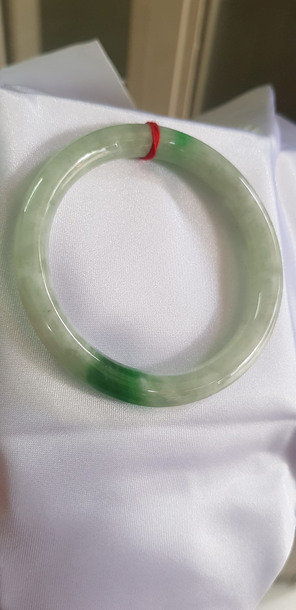 Vòng Cẩm Thạch tự nhiên mới Đậu AS Sao 52mm x cọng 7mm màu trắng bông đậu điểm lý 1 góc đẹp Nữ 50kg - 56kg đeo ạ