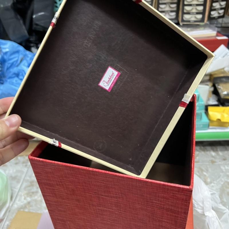 Hộp đựng quà vương miện 18x18x16cm Linh Lan giấy cứng Giangpkc
