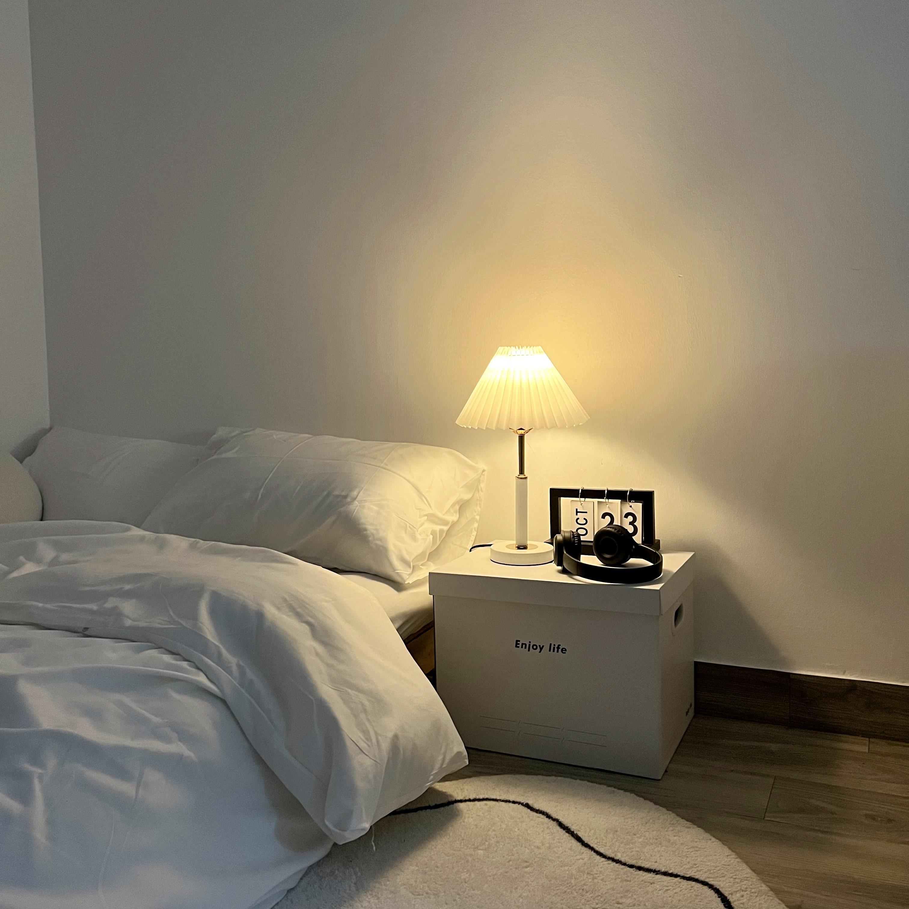 Đèn ngủ để bàn trang trí kim loại trắng vàng vintage chao xếp ly DBK002