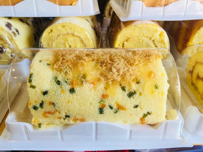 - Bông lan cuộn trứng muối