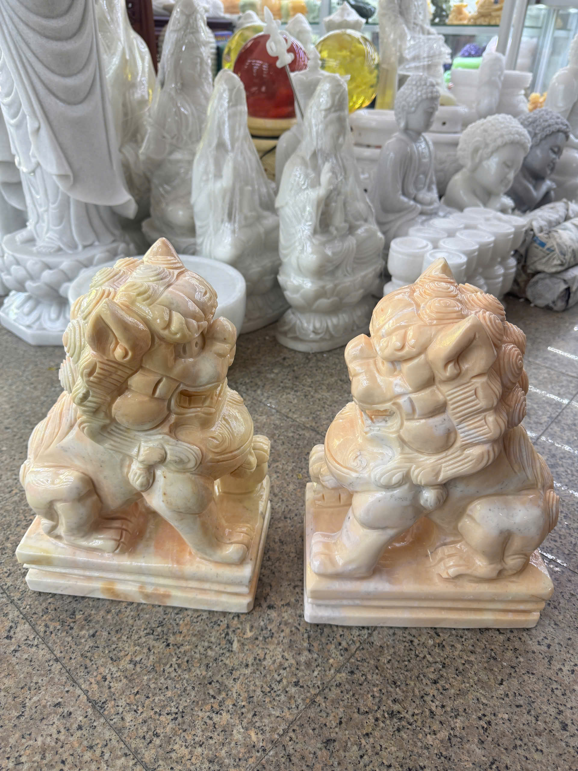 Cặp tượng Kỳ Lân phong thủy đá vàng cà rốt gác cổng, để mộ, trang trí bàn thờ thần tài - Cao 30 cm