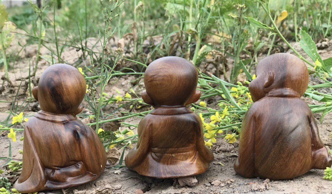 Bộ tượng chú tiểu an nhiên bằng gỗ bách xanh thơm phức kt cao 8×7×6cm