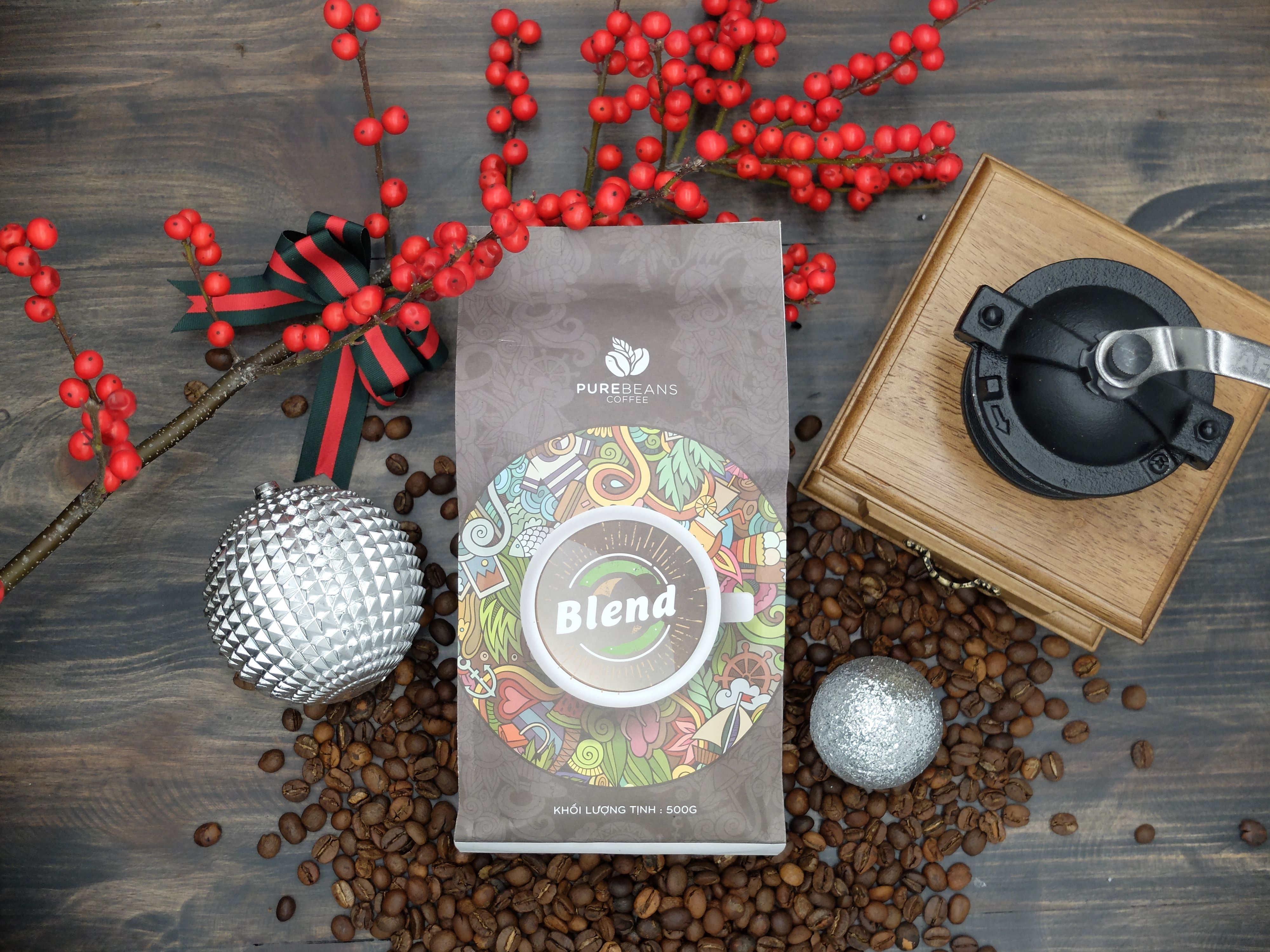 Cà Phê PureBeans Blend Sự kết hợp độc đáo giữa 30% hạt cà phê Arabica và 70% hạt cà phê Robusta sạch, rang mộc và nguyên chất tạo nên hương mạnh mẽ, vị êm dịu của những hạt cà phê đặc sản tạo nên một hương vị rất khác so với cà phê theo phong cách Việt