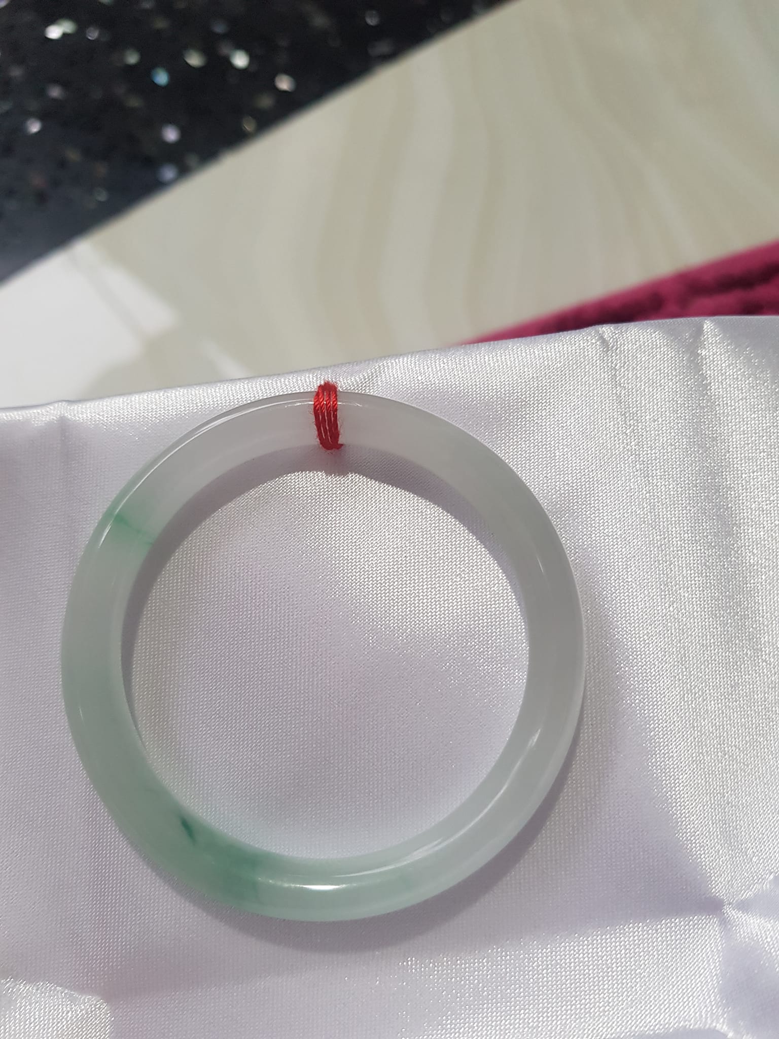 Vòng cẩm thạch tự nhiên Lý A 51 Vân Đẹp size 51mm x 7mm màu trắng vân lý đẹp bóng hợp Nữ mệnh Kim mệnh Thủy Nữ 50kg - 57kg ạ