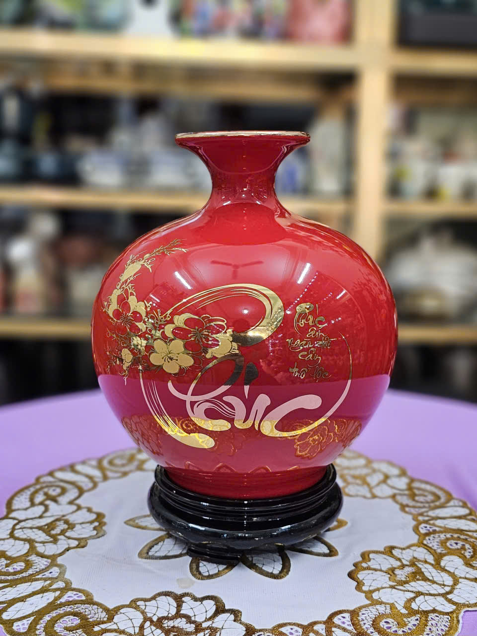 Bình hút tài lộc chữ thư pháp &quot;PHÚC&quot; và &quot;LỘC&quot; vẽ vàng 18k (cao H18cm) gốm sứ Bát Tràng tặng kèm đế gỗ tiện liền khối