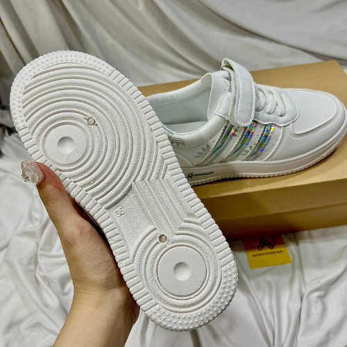 Giày Thể Thao Em Bé Trai Gái 3 Sọc Màu Trắng Đẹp Duy Nhật Store Sang Uzzang Đẹp Êm Sneaker Bata Trend Size Lớn Dán Dây