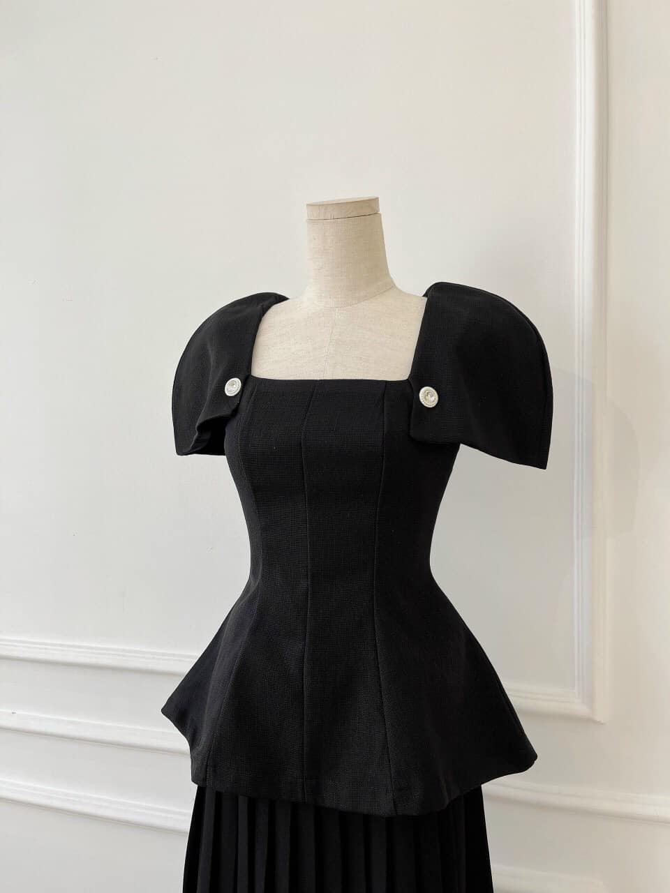 Áo peplum tay úp đính nút cao cấp đơn giản mà sang