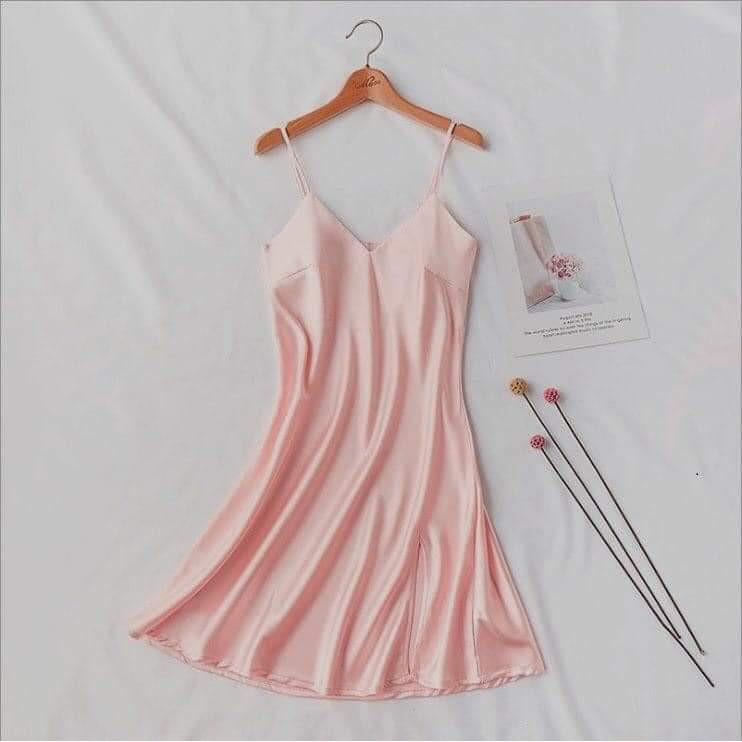 Váy ngủ lụa cao cấp xẻ tà sexy tặng kèm quần chip ren gợi cảm xinh xắn