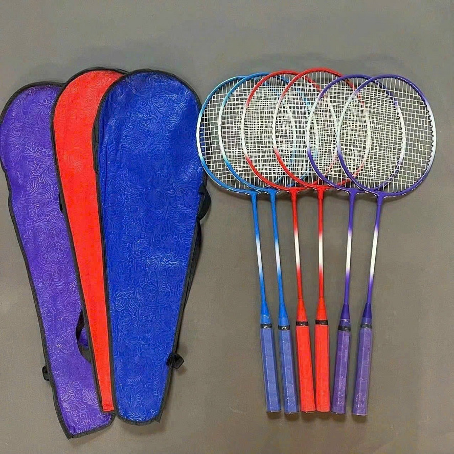 Bộ 2  cây vợt cầu lông hợp kim nhôm , kèm túi đựng , tay cầm được làm bằng gỗ  chắc tay  ,giúp cầm nắm vợt được chắc chắn , dễ dàng 