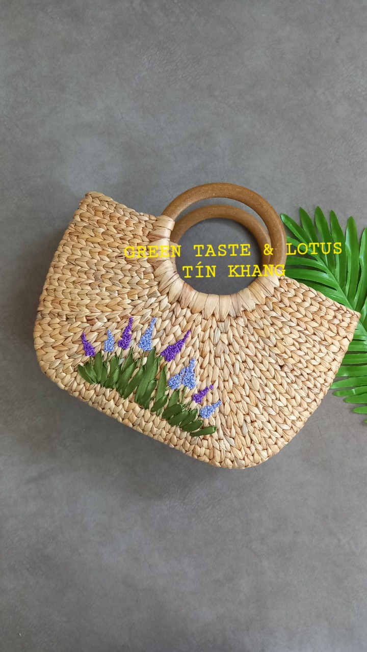 Túi Xách Lục Bình Bán Nguyệt Quai Gỗ Thêu Hoa Lavender Đẹp Tinh Tế-Giỏ Xách Lục Bình Sang Trọng TXLBBNQGKTHLTK09