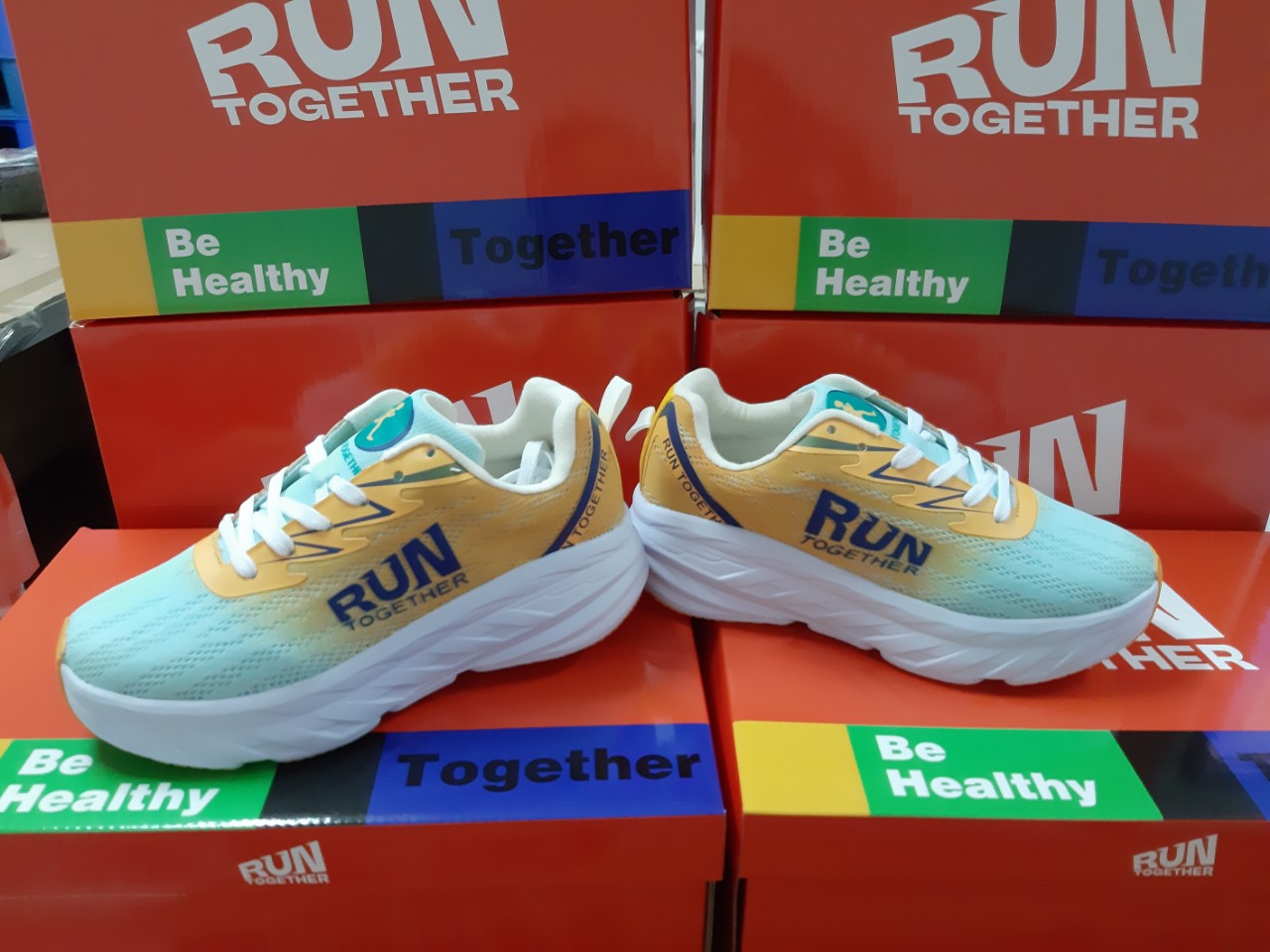 (LIMITED) GIÀY CHẠY BỘ MÀU VÀNG - RUN TOGETHER