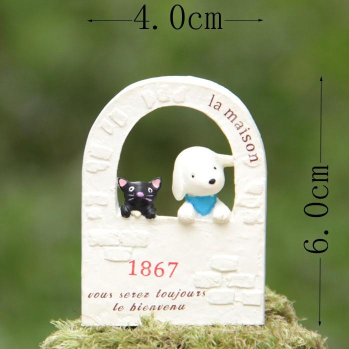 Mô hình chó trắng và mèo đen bên khung cửa dùng trang trí tiểu cảnh, terrarium, DIY