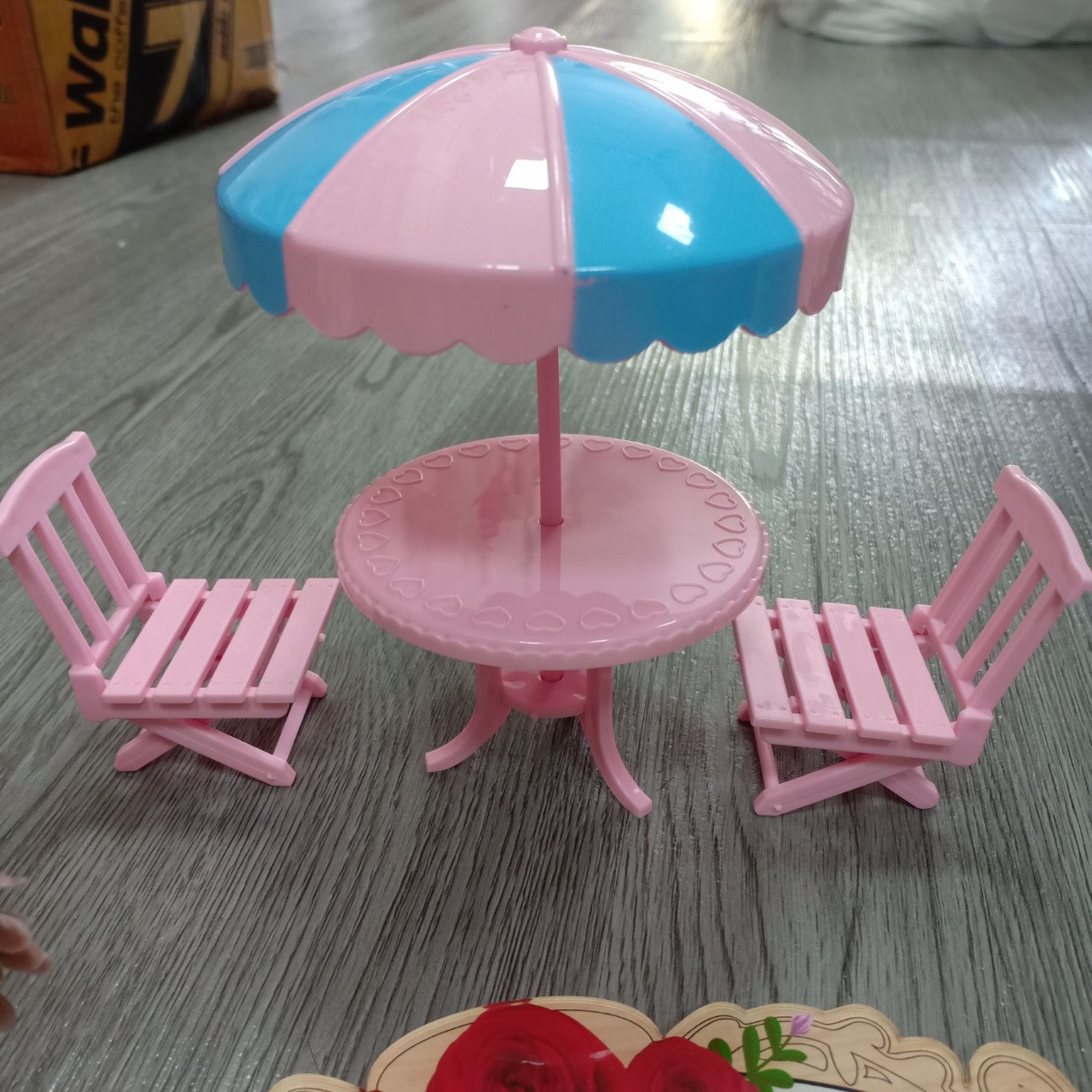 Bộ bàn ghế ngoài trời có ô che bằng nhựa cho búp bê 1/8,ob11