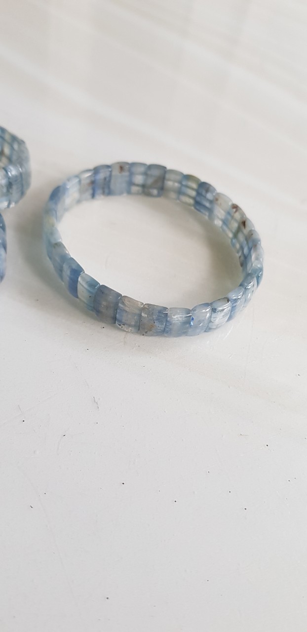 Vòng tay nữ đá Kyanite Bản tự nhiên Xanh nhẹ đẹp size chuỗi bản Ni 53mm x cao 10mm dầy 3mm màu xanh kyanite nước ngọt ngào nữ mệnh thủy mệnh mộc đeo tay đẹp xinh tay may mắn tốt cho sức khỏe công việc tài lộc ạ