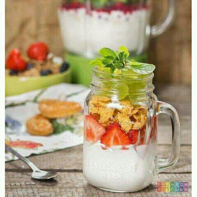 Cốc thủy tinh có quai đựng nước 450ml nắp lỗ