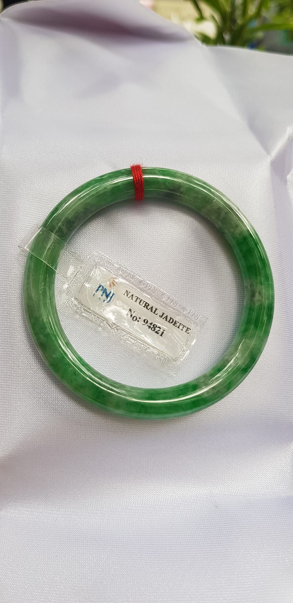 Vòng Cẩm Thạch tự nhiên Đậu Lý 48mm x cọng 7,2mm vòng kiểm định P No 94821 Màu Xanh lý tươi đậu bông trắng xíu vân phớt xám nhẹ rất xinh nữ tay nhỏ 35kg - 48kg đeo ạ