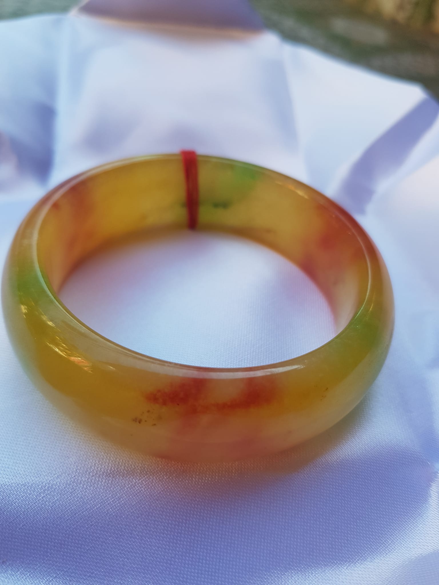 Vòng Tay Bản Hẹ Vàng Đỏ tươi bóng đẹp Size 59mm x cao 19mm x dầy 9mm Chất liệu đá cẩm thạch Hợp Nam Nữ mệnh Thổ mệnh Kim 60kg - 68kg đeo đẹp ạ