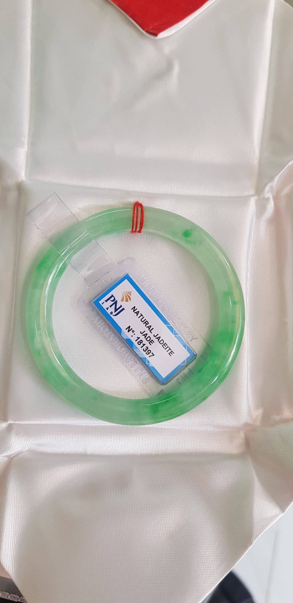 Vòng Cẩm Thạch tự nhiên T Lý Rơi Sao 52mm x cọng 8mm Vòng kiểm định Natural Jadeite Jade P No 181397 màu Xanh ngọc nhẹ trắng điểm xanh lý trong bóng đều đẹp sang lắm luôn nữ 50kg - 55kg đeo ạ