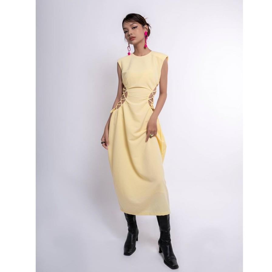 OLALASTUDIO Đầm maxi màu vàng chanh hở eo có độn vai Haley Long Dress