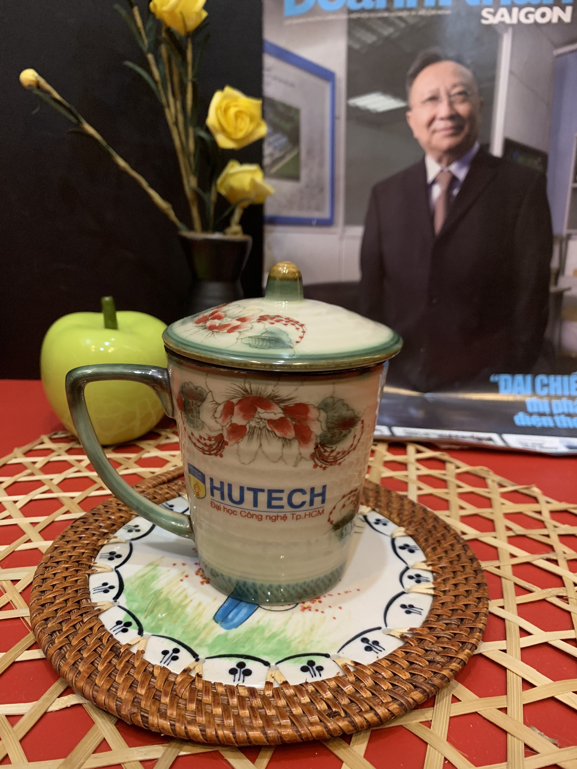 HUTECH-Ly có nắp vẽ hoa văn - Quà tặng tốt Nghiệp