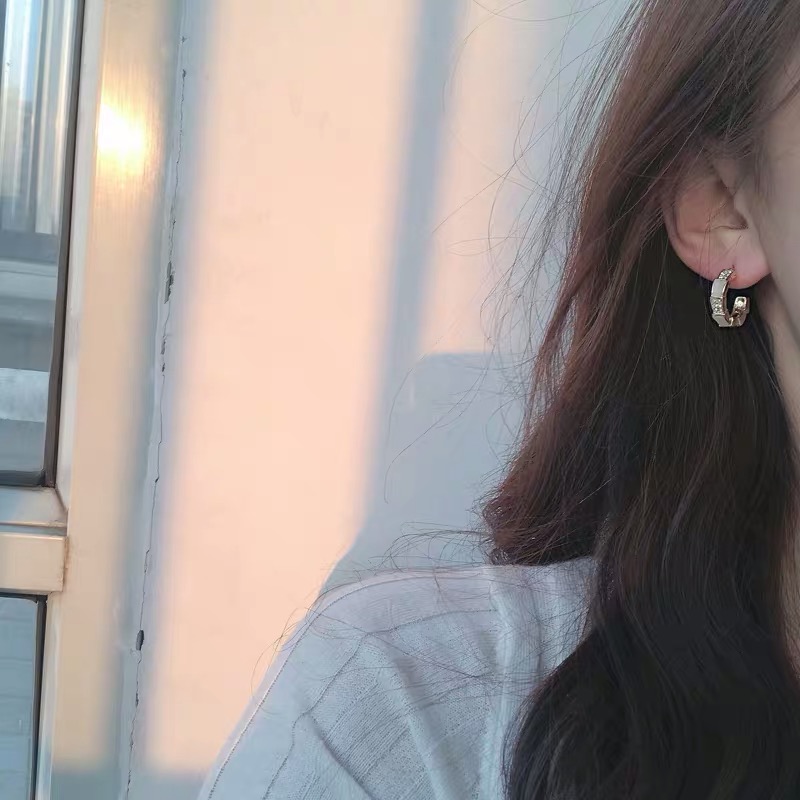 Khuyên tai chữ c đính đá phong cách vintage hàn quốc
