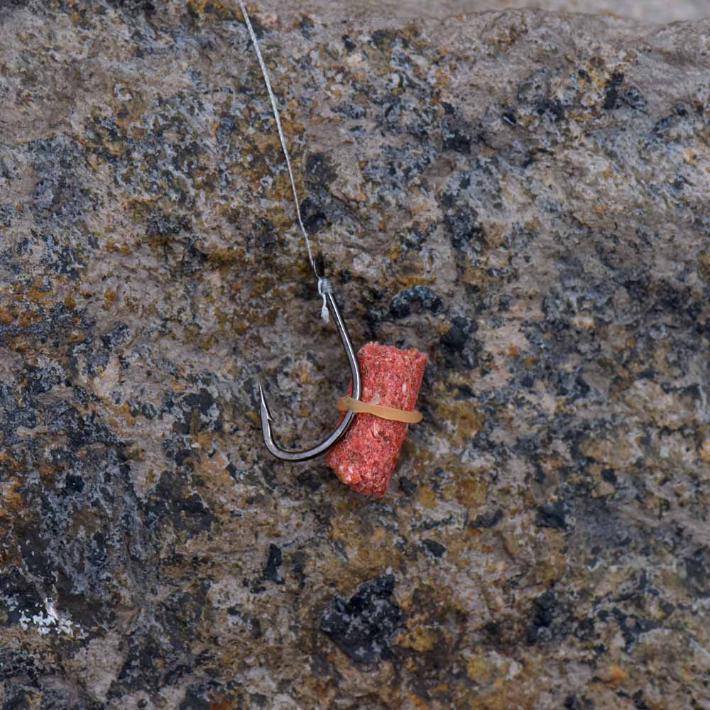 Mồi câu nhân tạo màu đỏ có mùi thu hút cá