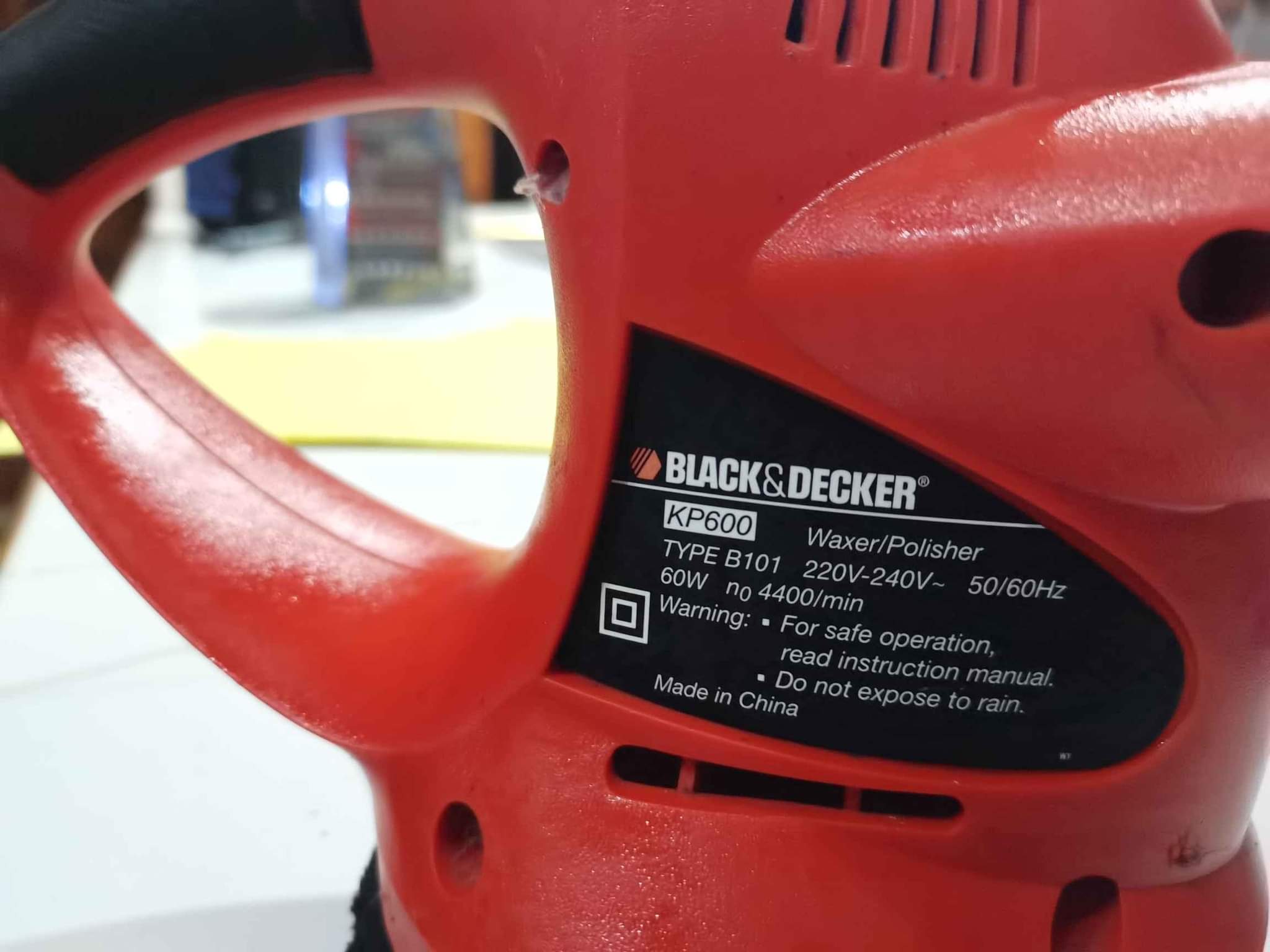 Máy đánh bóng ô tô 60W 152mm Black Decker KP600- Hàng chính hãng