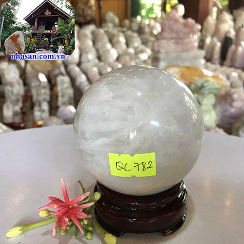 Quả cầu phong thủy đá thạch anh trắng tự nhiên để bàn QC782 nặng 500gr đường kính 7cm  – Vật phẩm phong thủy may mắn