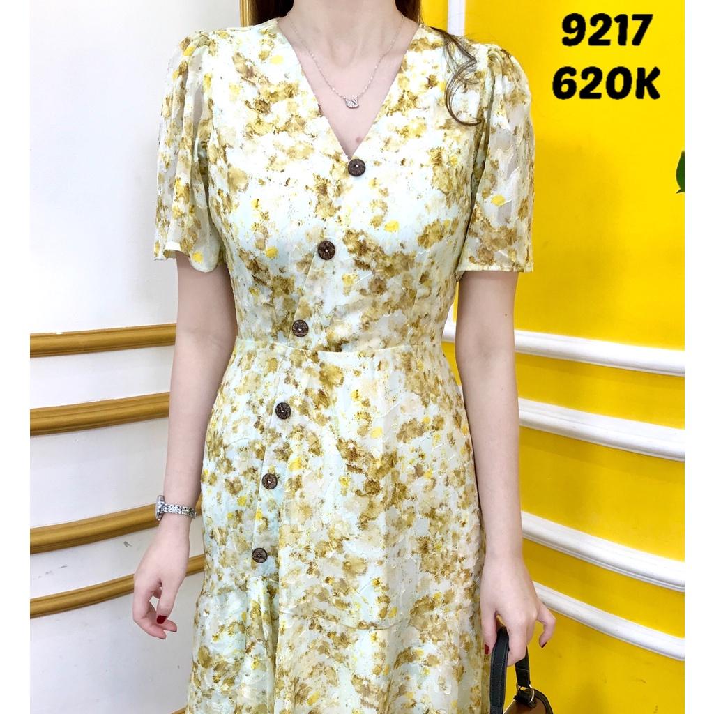 Đầm EMY EM9217 Xoè Cổ V Nền Loang