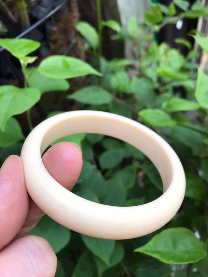 VÒNG TRẮNG NI 54MM x Bản Cao 12mm x Dầy 8mm . VÒNG TAY NỮ ĐEO MÀU TRẮNG GIẢ NGÀ HAY GỌI LÀ XƯƠNG MỸ NGHỆ SIZE 54MM x Bản Cao 12mm x Dầy 8mm NẶNG 50KG - 57KG ĐEO Ạ