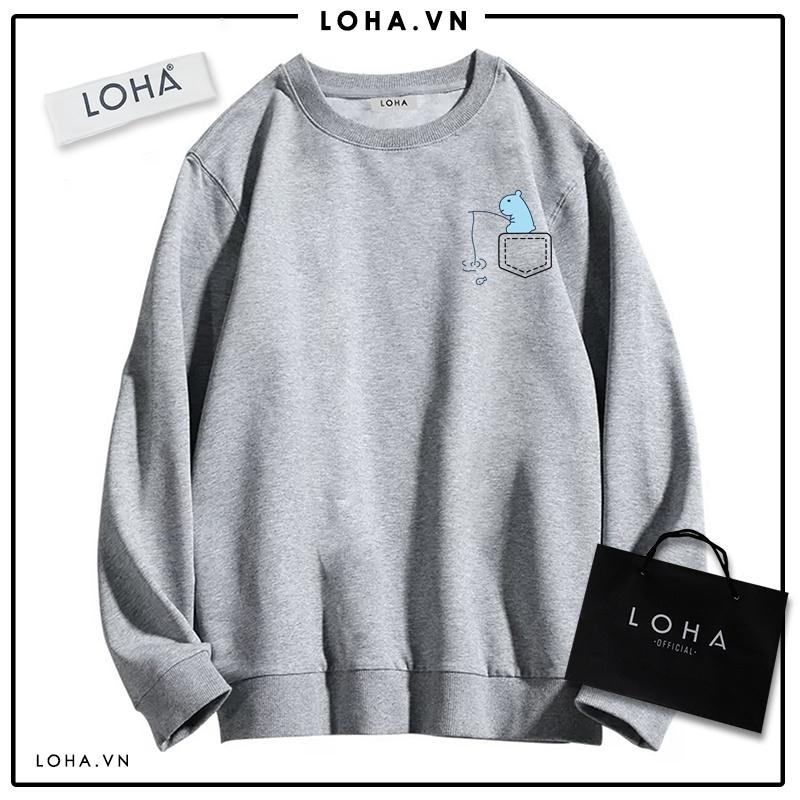 Áo Sweater In Hinh Túi Giả LOHA Basic, áo nỉ Nhật cao cấp dài tay Unisex LOHA
