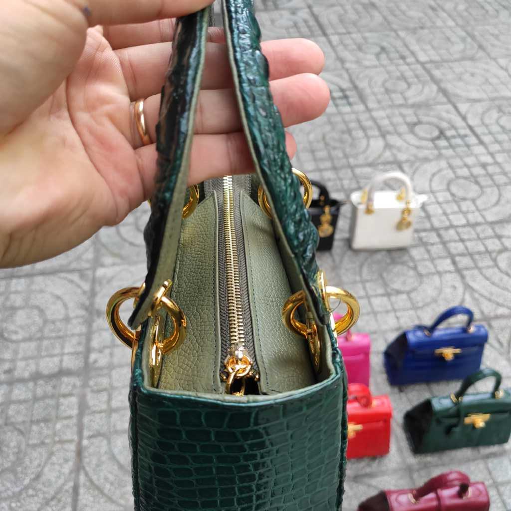 Túi nữ da cá sấu Thiết kế mới rất đẹp. Size 20 vừa vặn!
